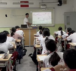 学生上台发言