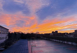 从班级拍摄的日出